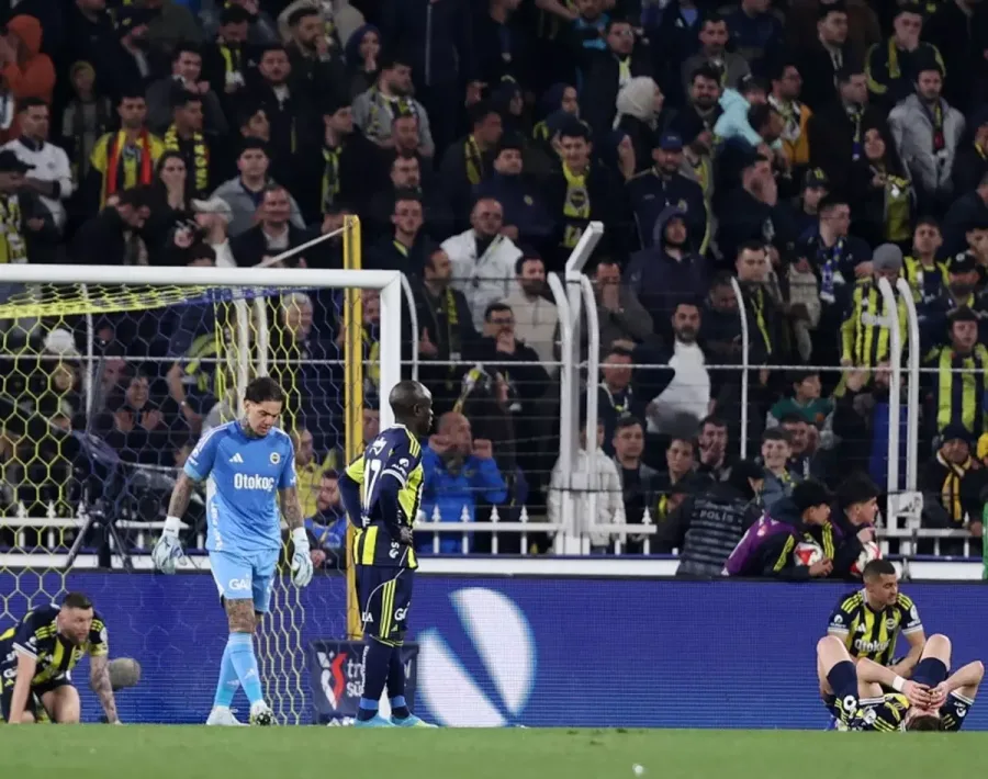 Fenerbahçe tribünleri tepki gösterdi: Fatura o isme kesildi
